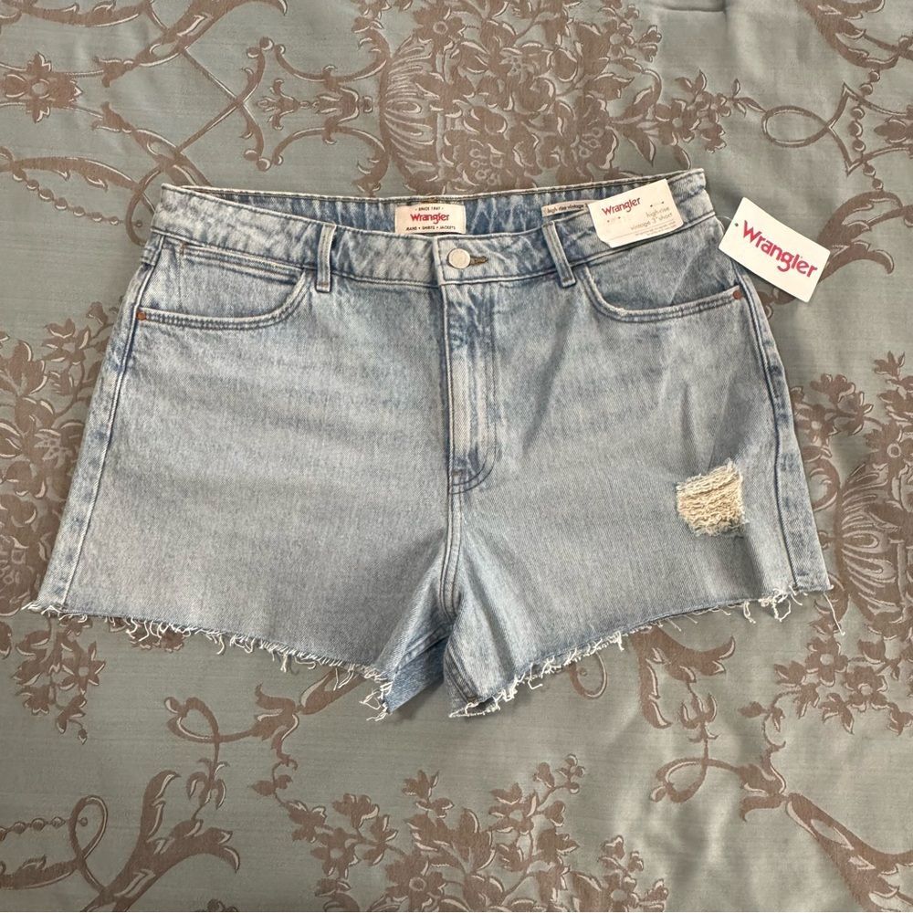 Wrangler High Rise Vintage 3” Distressed Denim Cut Off Shorts Women Size 14/32